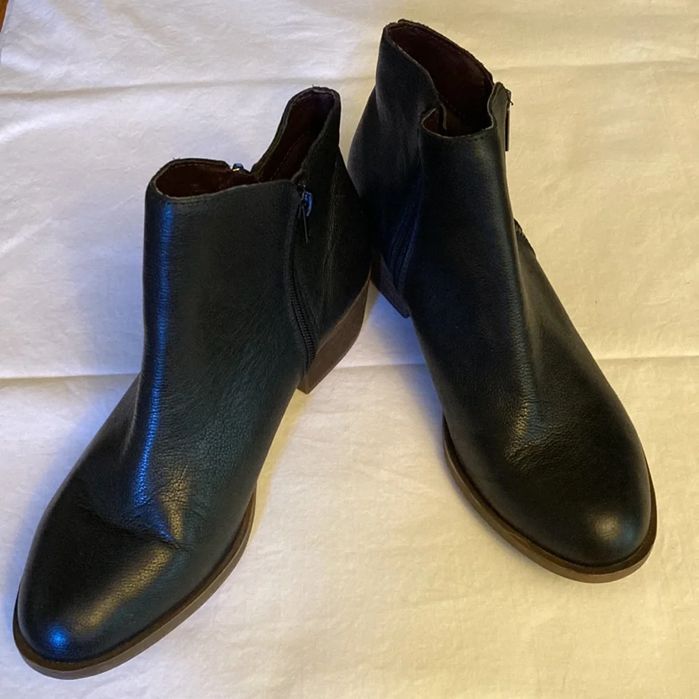 Kensie 10M Gabriella Black All Leather Upper Ankle Bootie zips on both sides